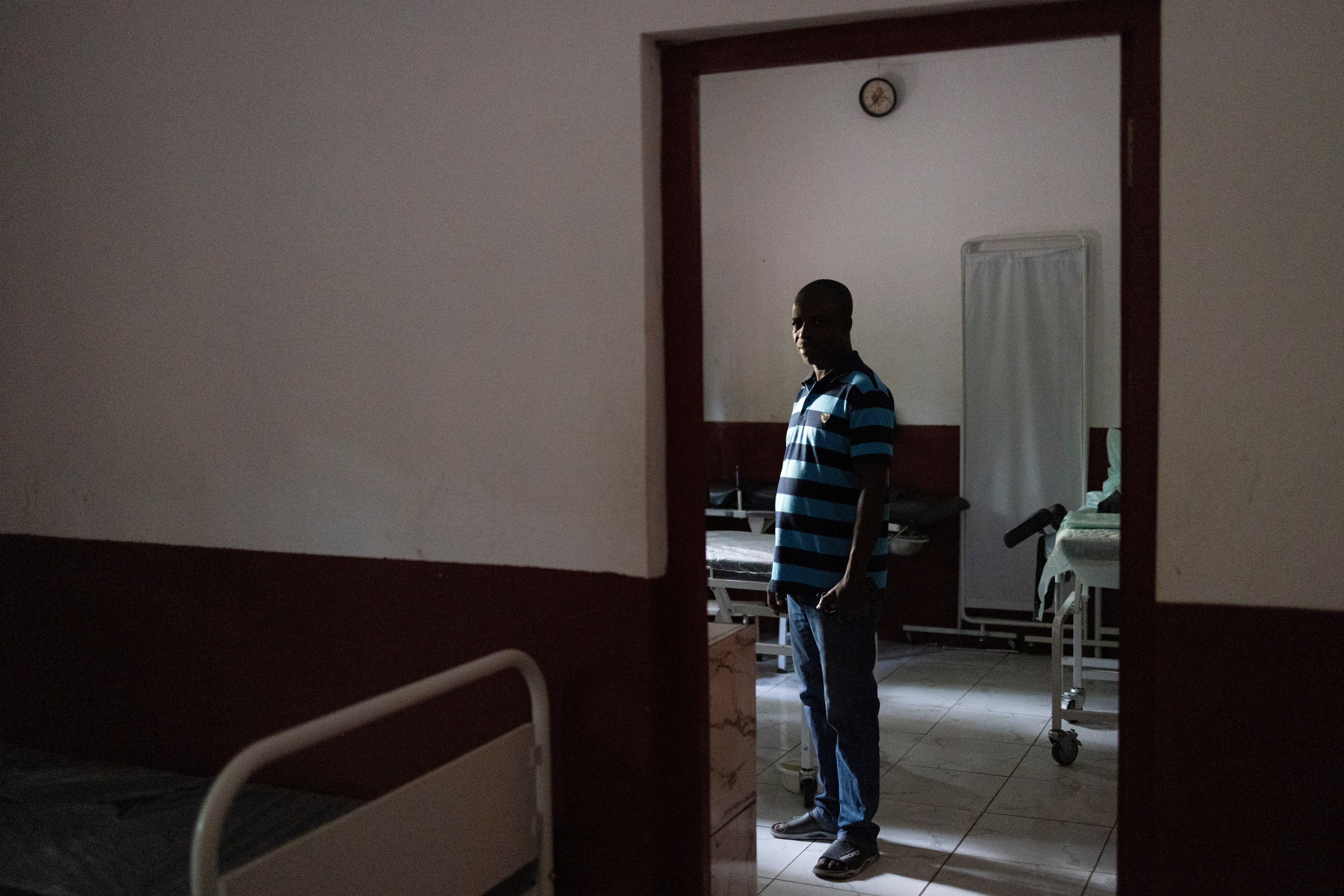 Prevost Bathoko, de 36 años y único enfermero del hospital, posa en una de las salas de la maternidad de Markounda, el 23 de noviembre.