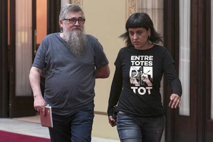 Els diputats Joan Garriga i Anna Gabriel, al Parlament.