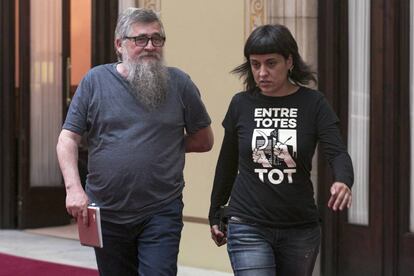 Els diputats Joan Garriga i Anna Gabriel, al Parlament.