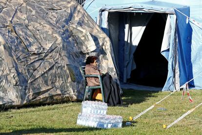 Una mujer sentada en un campamento improvisado, en Amatrice.