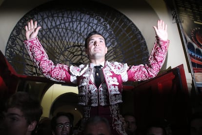 Cristian Pérez, a hombros tras cortar dos orejas en la feria de Albacete.
