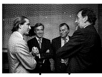 Gonzalo Urquijo (a la izquierda) conversa con Rajoy en presencia de Acebes y Bárcenas.