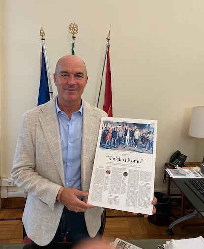 Alcalde de Livorno, Luca Salvetti, muestra la portada del periódico 'La Repubblica' dedicada a su ciudad, la semana pasada.