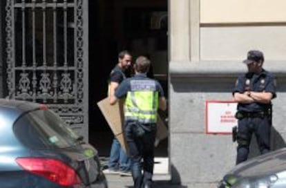 Polic&iacute;as entrando ayer en la sede de Gowex, en el Paseo de la Castellana, Madrid.