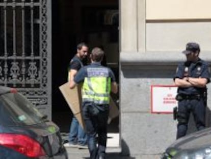 Polic&iacute;as entrando ayer en la sede de Gowex, en el Paseo de la Castellana, Madrid.