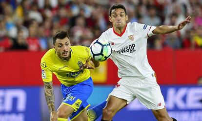 Navas pelea el balón con Ximo Navarro.
