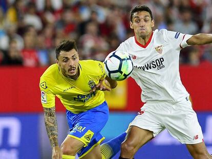 Navas pelea el bal&oacute;n con Ximo Navarro. 