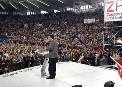 José Luis Rodríguez Zapatero, durante el mitin de ayer en el Pabellón de la Fuente de San Luis, en Valencia.