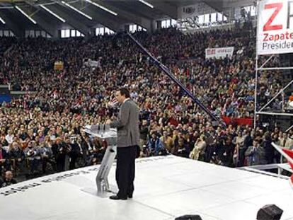 José Luis Rodríguez Zapatero, durante el mitin de ayer en el Pabellón de la Fuente de San Luis, en Valencia.