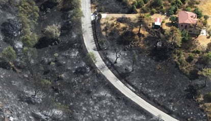 Vivienda rodeada de restos del incendio en Robledo.