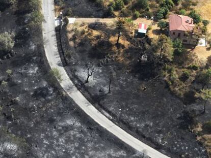 Vivienda rodeada de restos del incendio en Robledo.