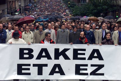 Vista de la manifestación contra ETA que tuvo lugar en Bilbao y donde aparecen, entre otros. Txiki Benegas, Atutxa, Ibarretxe y Arzalluz, el 21 de octubre del 2000.