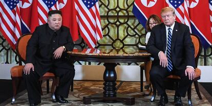 Kim Jong-un y Donald Trump durante una reunión en Hanói, este jueves. 