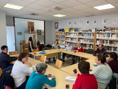 Israel Artemio y sus alumnos, en uno de los talleres de literatura.