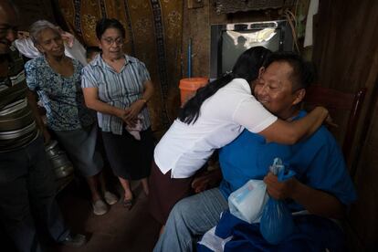 El profesor Gabriel Putoy es recibido por familiares y amigos en Masaya, luego de ser excarcelado por el régimen de Daniel Ortega.