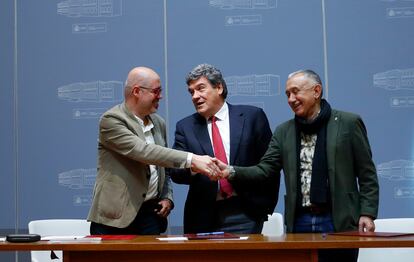 El secretario general de CC OO, Unai Sordo, el ministro de Seguridad Social, José Luis Escrivá, y el líder de UGT, Pepe Álvarez, durante la firma del acuerdo de pensiones el pasado jueves.