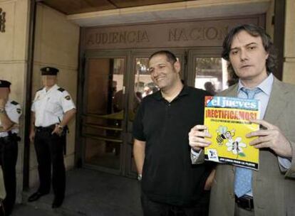 Manel Fontdevila y Guillermo (con un ejemplar de <i>El Jueves),</i> ayer a la puerta de la Audiencia Nacional.