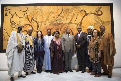 El embajador de Mali, el señor Abdoulaye Koumaré, junto a los miembros del Grupo Bogolan Kasobané e Irene López de Castro.