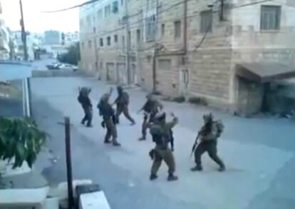 Imagen de un vídeo colgado en Youtube en el que seis militares israelíes bailan durante la patrulla por territorio ocupado.
