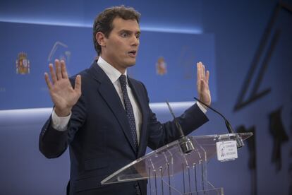 Albert Rivera, líder de Ciudadanos, tras reunirse con el Rey: "Yo estoy de acuerdo con Pablo Casado en que Sánchez tiene que moverse. Yo también voy a votar que no si Sánchez no se mueve. Lo que me preocupa es que todos nos mantengamos en la misma posición sin hacer acercamientos. Quiero pensar que si Sánchez rectificara, todos los partidos, incluido Ciudadanos y el PP, nos tendríamos que plantear si ir a elecciones o desbloquear el país".