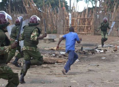 Policías antidisturbios persiguen a un seguidor del partido de Railda Odinga en Nakuru.