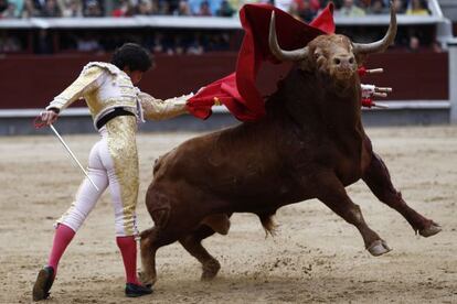 El diestro Juan del Álamo da un pase de pecho al segundo de su lote, al que cortó una oreja.