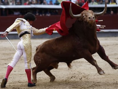 El diestro Juan del Álamo da un pase de pecho al segundo de su lote, al que cortó una oreja.