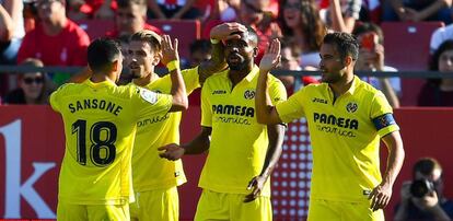 Los jugadores del Villarreal festejan un tanto de Bakambu.