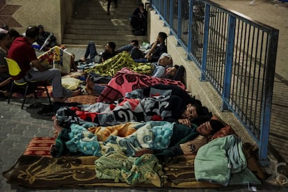 Palestinos duermen a la intemperie en el patio de un colegio de la ONU habilitado como refugio en la franja de Gaza. 