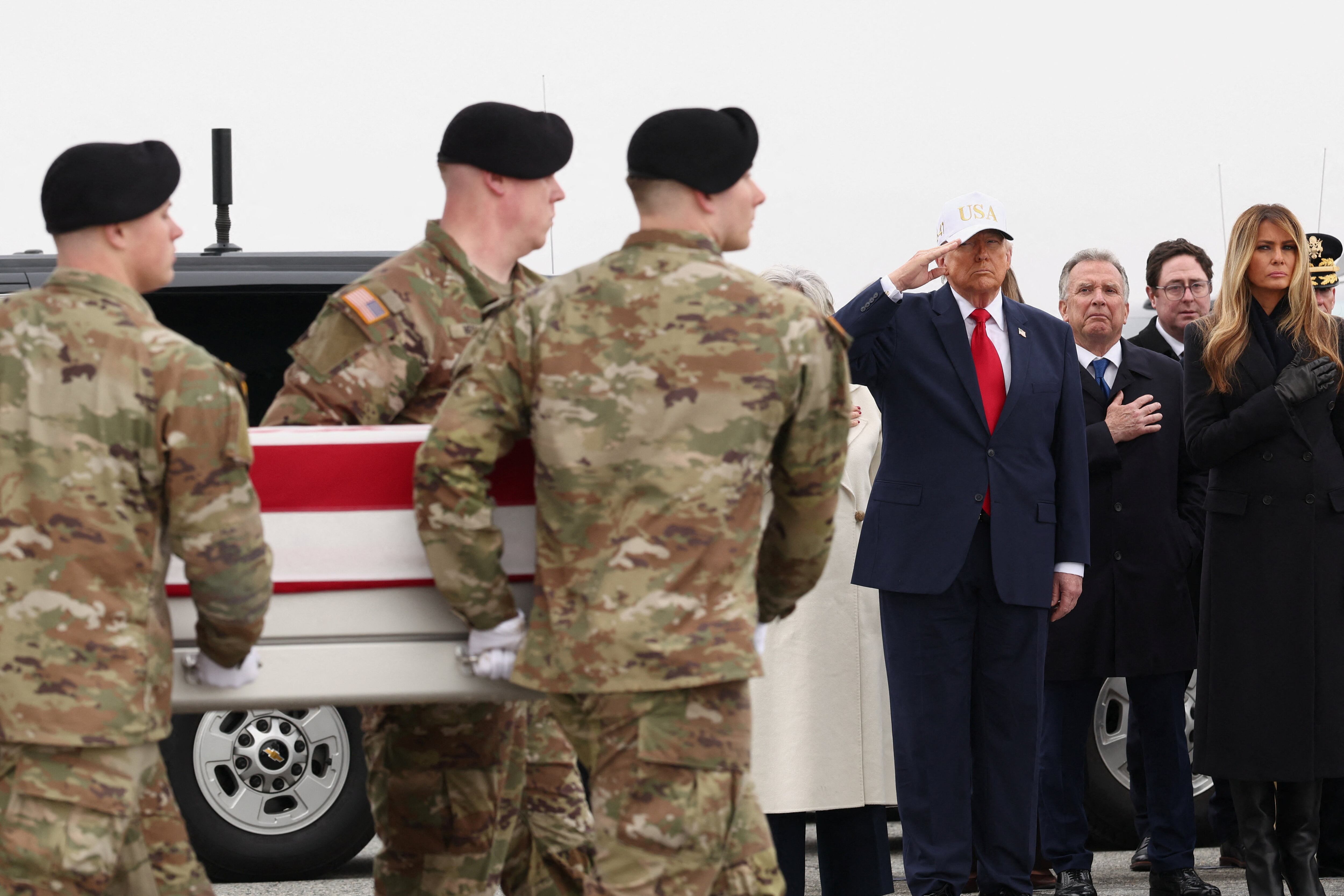 Trump recibe los restos de los primeros militares estadounidenses muertos en la guerra de Irán