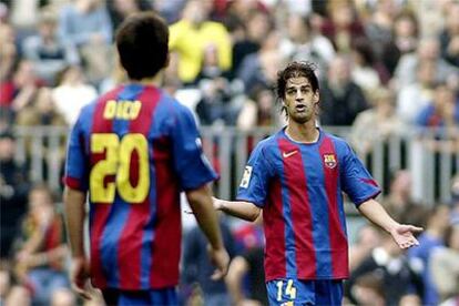 Gerard conversa con Deco, en el Barça-Betis del domingo.