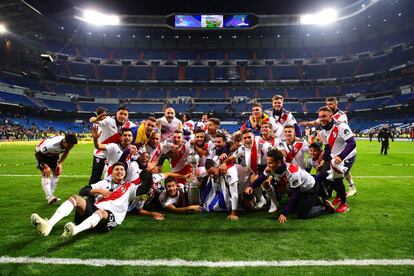 Los jugadores de River celebran su triunfo en el Bernabéu.