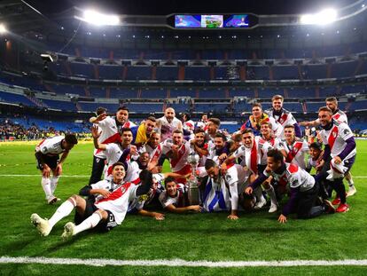 Los jugadores de River celebran su triunfo en el Bernabéu.