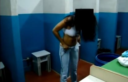 Revista vexatória em uma prisão de Goiás em 2010.
