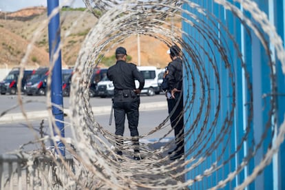 Agentes de policía marroquí, el martes en la frontera terrestre con Ceuta.