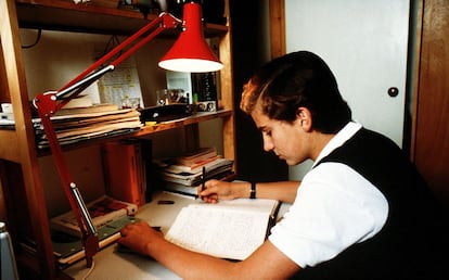 Octubre de 1984. El príncipe Felipe posa en el escritorio de su habitación en el Lakefield College School en Canadá.