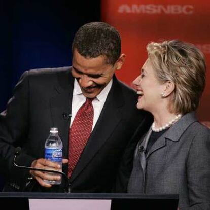 Barack Obama (izquierda) y Hillary Clinton bromean poco antes del inicio del debate.
