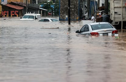  Autos afectados en una calle inundada en Acapulco. 
