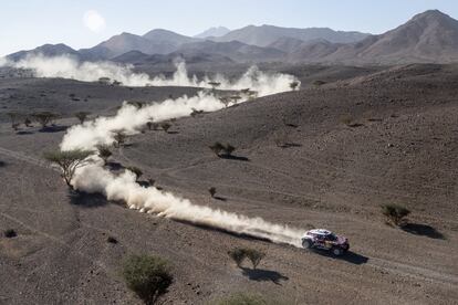 Carlos Sainz y Lucas Cruz compiten con su Mini en la segunda etapa del Rally Dakar, entre Al Wajh y Neom.