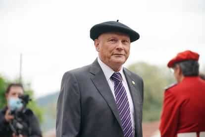 Former Lehendakari Juan José Ibarretxe upon his arrival at the inauguration of Imanol Pradales.