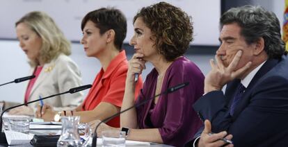 De izquierda a derecha: la vicepresidenta primera del Gobierno y ministra de Economía, Nadia Calviño; la portavoz del Gobierno y ministra de Política Territorial, Isabel Rodríguez; la ministra de Hacienda, María Jesús Montero y el ministro de Seguridad Social, José Luis Escrivá, durante la rueda de prensa tras el Consejo de Ministros celebrado en La Moncloa este martes.