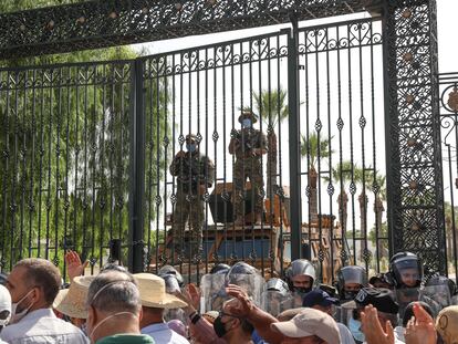 La policía tunecina a las puertas del Parlamento vigila una protesta ciudadana.