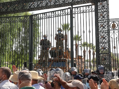 Las fuerzas de seguridad tunecinas vigilan el Parlamento en Túnez este lunes.