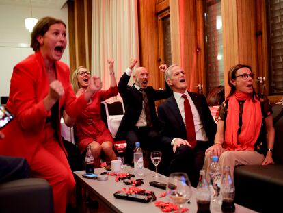 El líder laborista noruego, Jonas Gahr Store (segundo por la derecha), celebra los resultados el pasado 13 de septiembre.