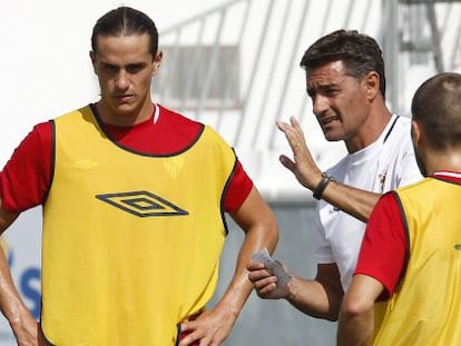 Míchel da instrucciones durante un entrenamiento