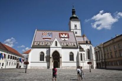 Turistas ante la iglesia de San Marcos, en Zagreb.
