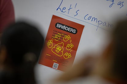El cartel de presentación de la plataforma Bróders en el instituto Beatriz de Suabia, en Sevilla.