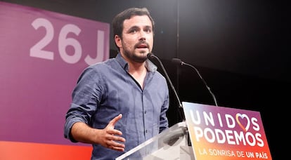 Alberto Garz&oacute;n en una rueda de prensa en el Teatro Goya para analizar los resultados del escrutinio.