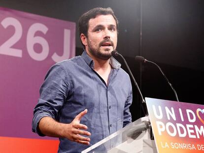 Alberto Garz&oacute;n en una rueda de prensa en el Teatro Goya para analizar los resultados del escrutinio.