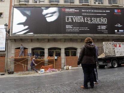 Una pared de ladrillo ya cubre el viejo teatro Albéniz